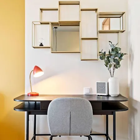 Cozy With Full Kitchen & Workspace *