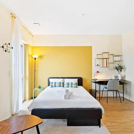 Cozy With Full Kitchen & Workspace