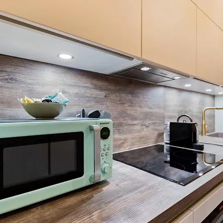 Cozy With Full Kitchen & Workspace *